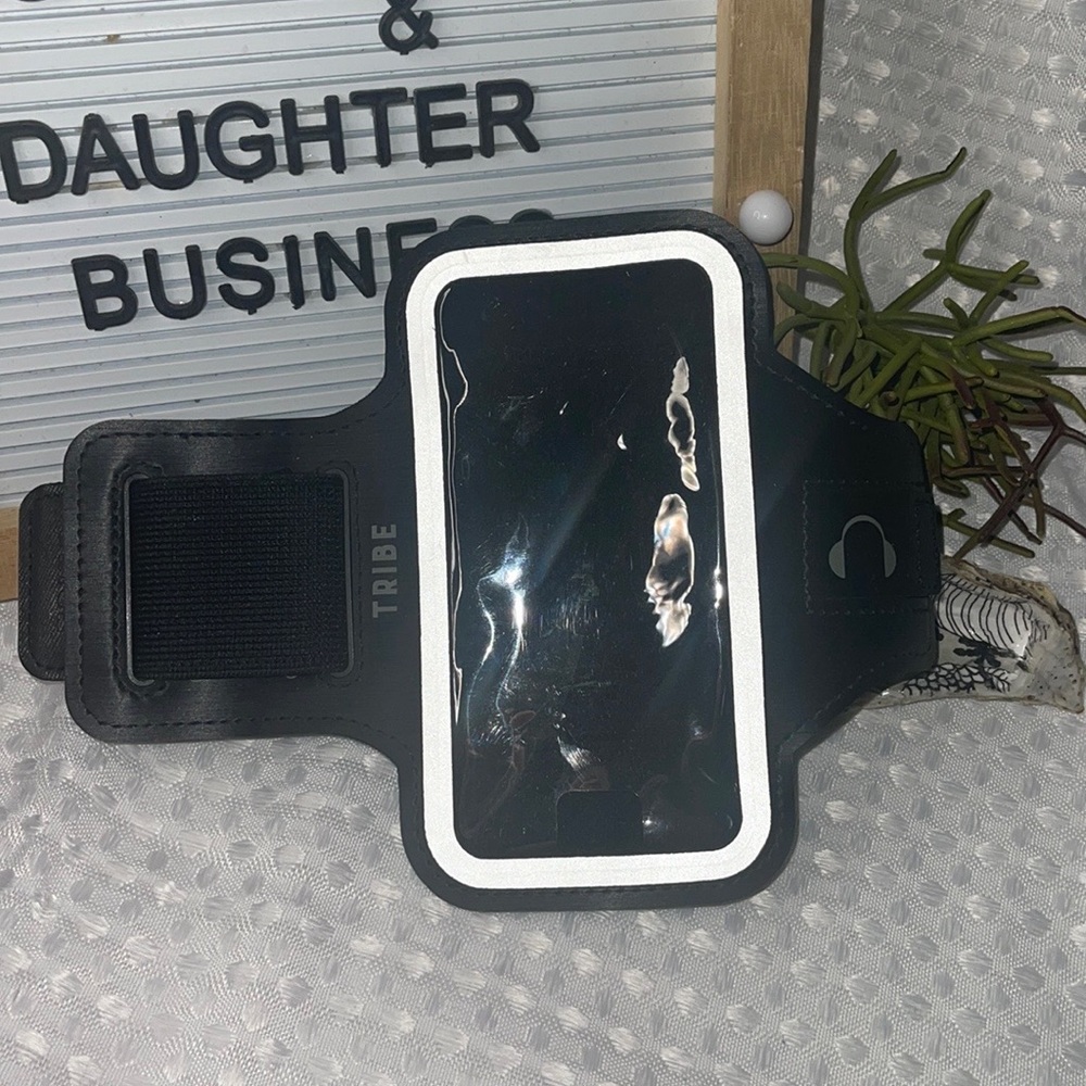 Tribe Iphone reflective sports armband NWOT. - Picture 1 of 2
